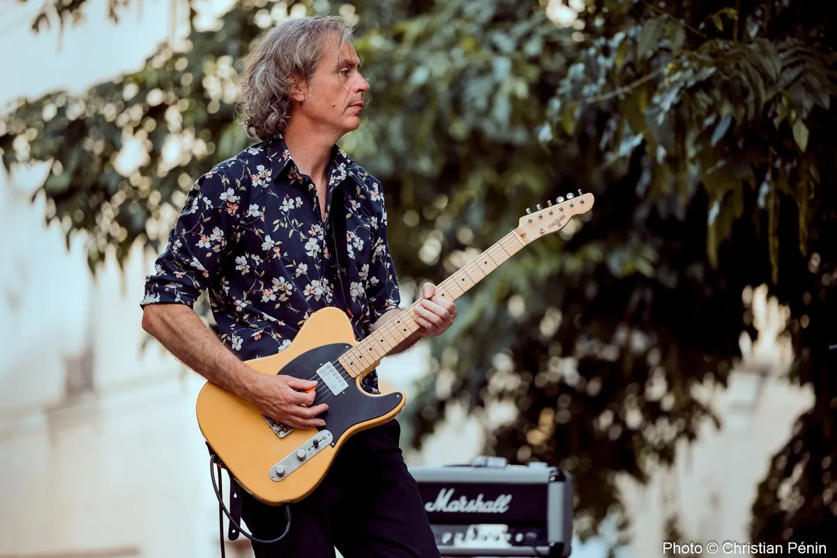 LesJACK : le guitariste à la Telecaster devant un ampli Marshall