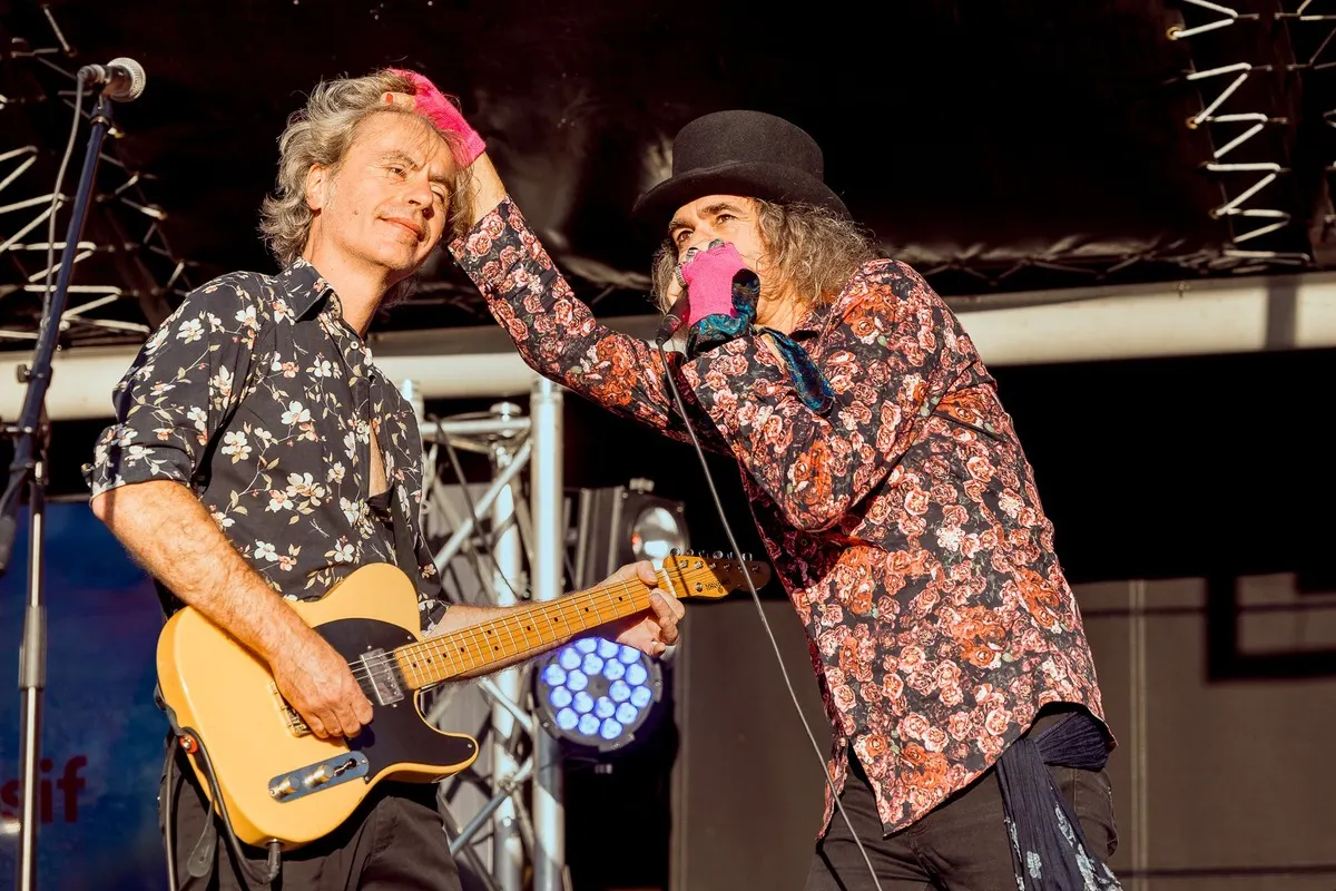 LesJACK : le guitariste et le chanteur côte à côte sur scène