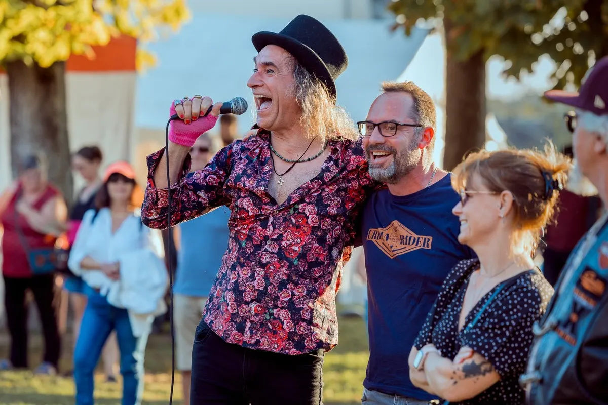 LesJACK : le chanteur au micro au milieu du public