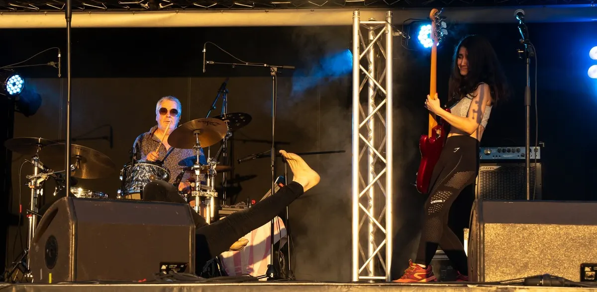LesJACK : la scène vue de loin, batteur et bassiste