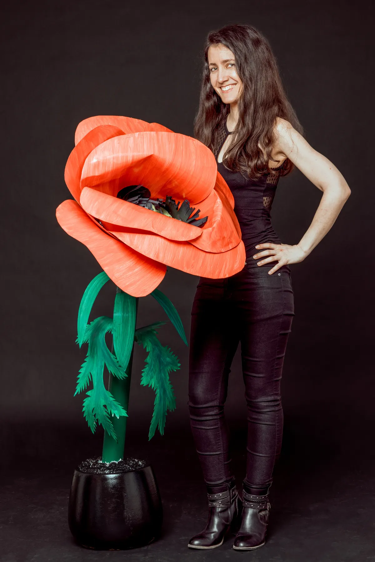 LesJACK : la bassiste à côté d’un grand coquelicot en papier