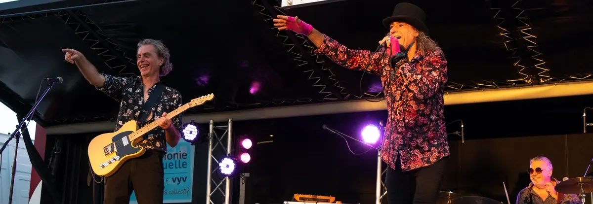 LesJACK : le guitariste et le chanteur sur une scène éclairée en violet