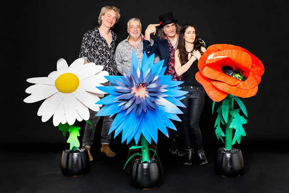 LesJACK : le groupe derrière trois grandes fleurs en papier