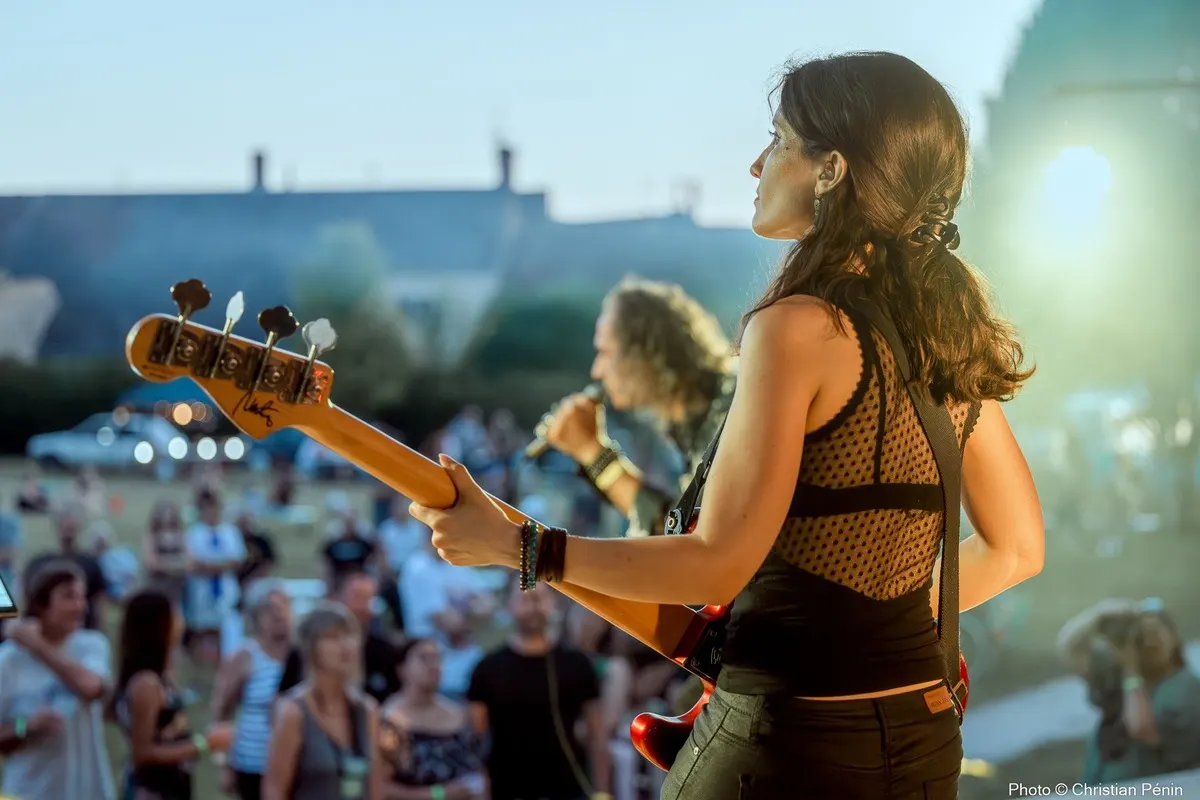 LesJACK : la bassiste face au public d’un concert en plein air