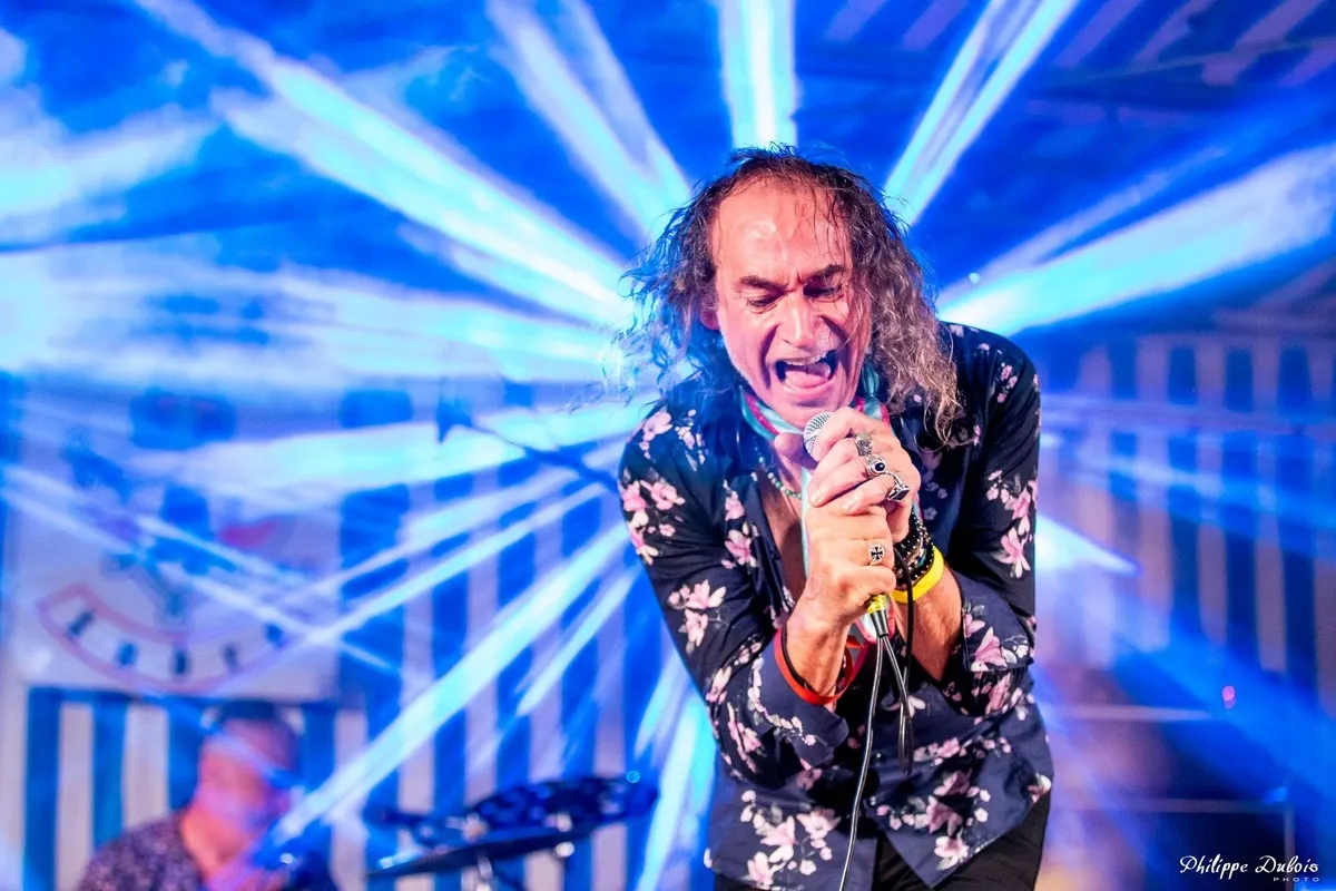 LesJACK : le chanteur dans des faisceaux de lumière bleue