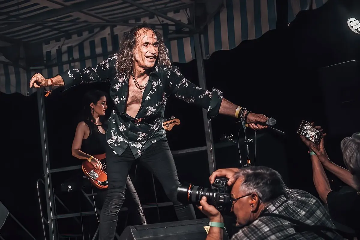 LesJACK : le chanteur face aux photographes au pied de la scène