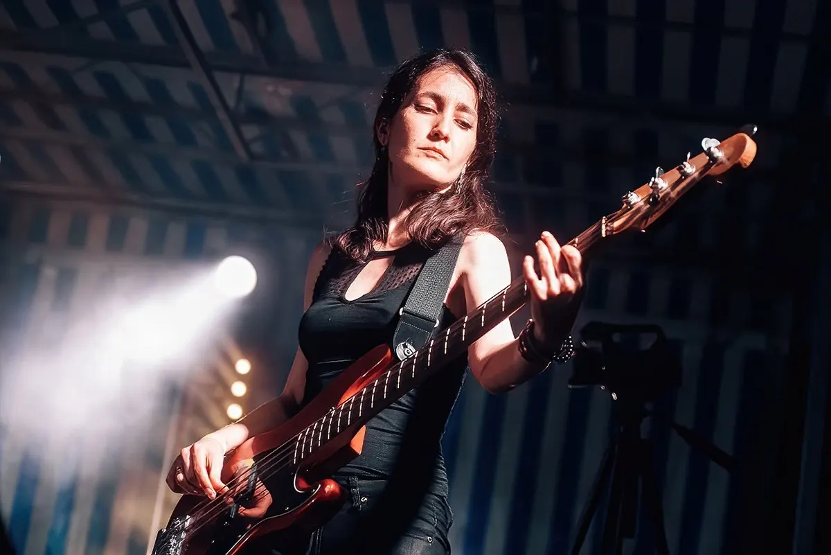 LesJACK : la bassiste sous un projecteur