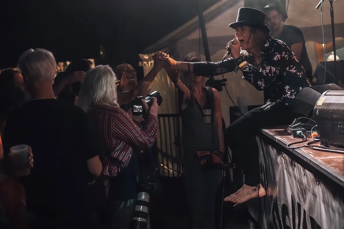 LesJACK : le chanteur debout au-dessus du public, dans un bar